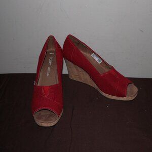 14a   LN TOMS OPEN TOE WEDGE HEELS - RED 7 1/2